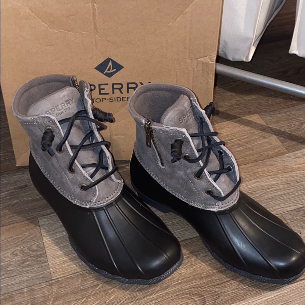 Women’s saltwater black/grey Sperrys